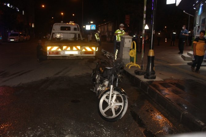 Adıyaman'da trafikten men edilen bir kişi polislere kızıp motosikletini ateşe verdi