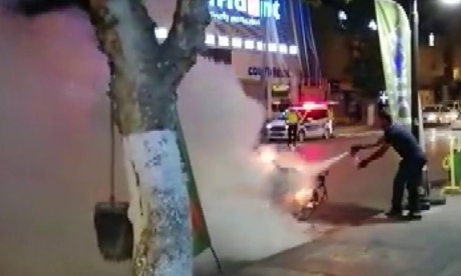 Adıyaman'da trafikten men edilen bir kişi polislere kızıp motosikletini ateşe verdi