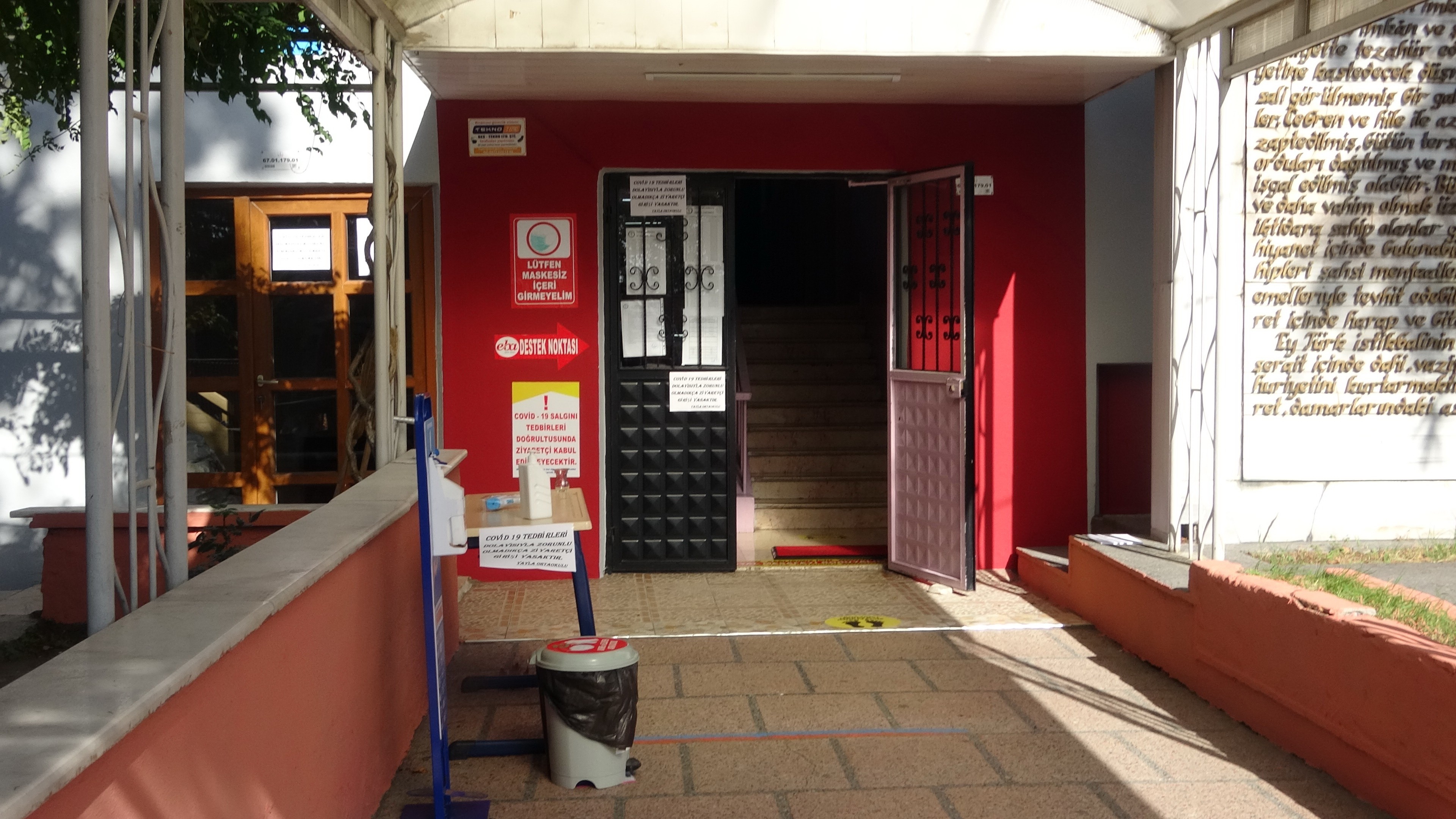 Öğrencinin testi pozitif çıktı! 2 öğretmen ve 24 öğrenci karantinada