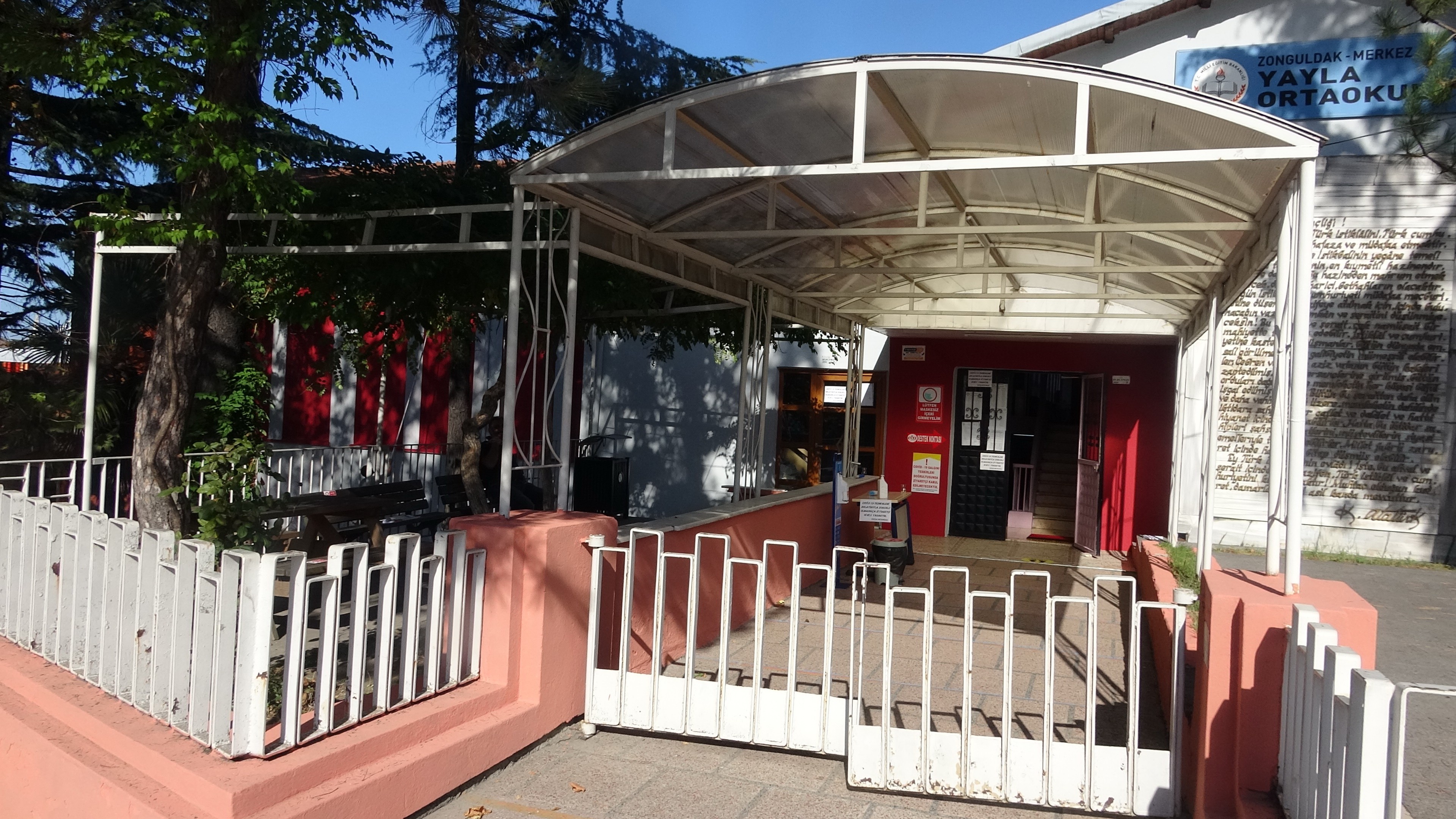 Öğrencinin testi pozitif çıktı! 2 öğretmen ve 24 öğrenci karantinada