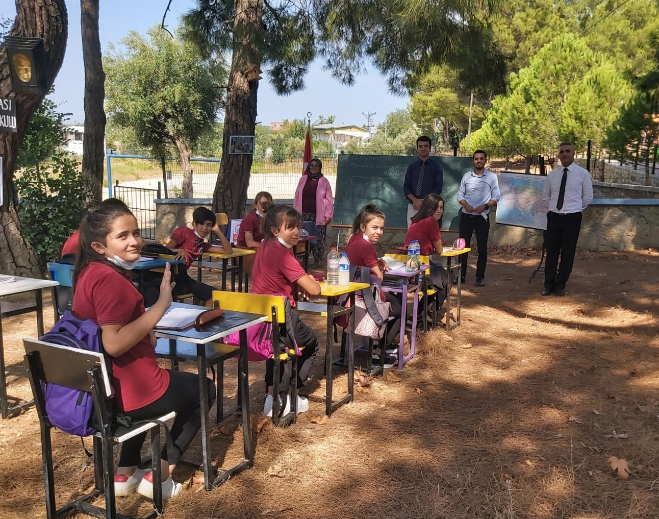 Antalya'da öğrenciler açık havada ders görüyor