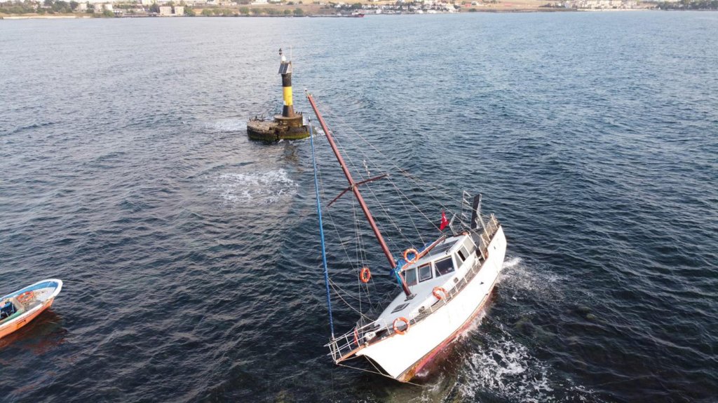 Tekirdağ'da motor arızası nedeniyle kayalıklara çarpan yat kurtarılacak