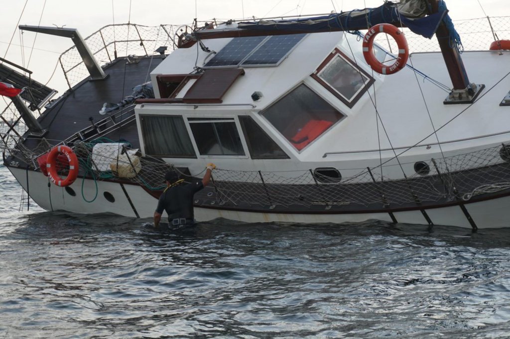 Tekirdağ'da motor arızası nedeniyle kayalıklara çarpan yat kurtarılacak