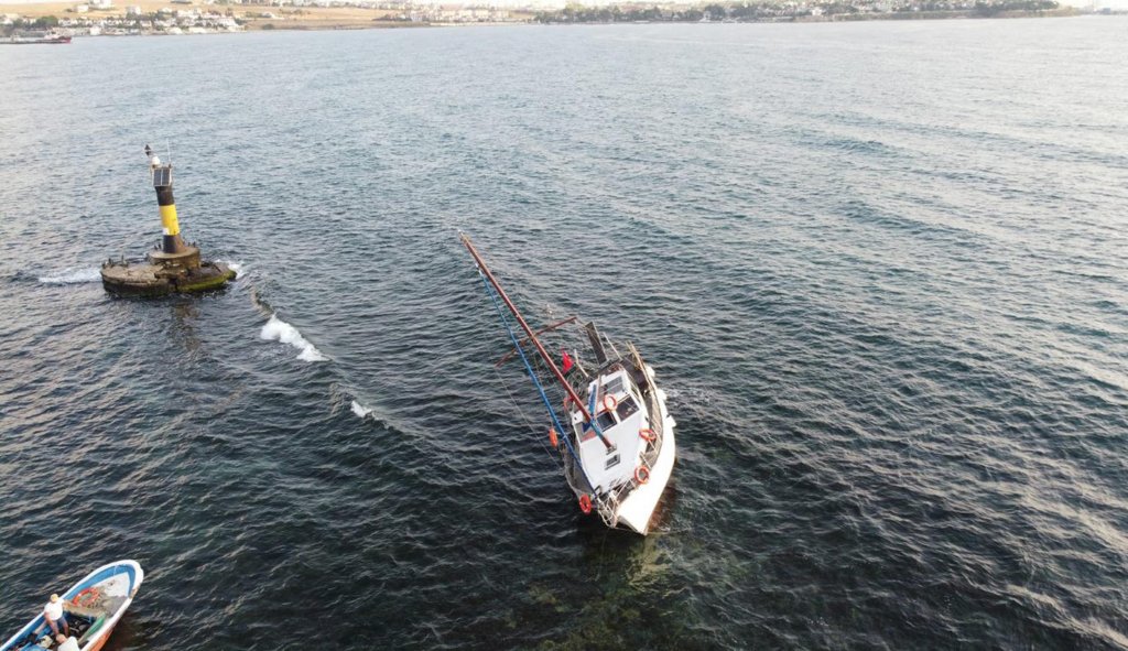 Tekirdağ'da motor arızası nedeniyle kayalıklara çarpan yat kurtarılacak