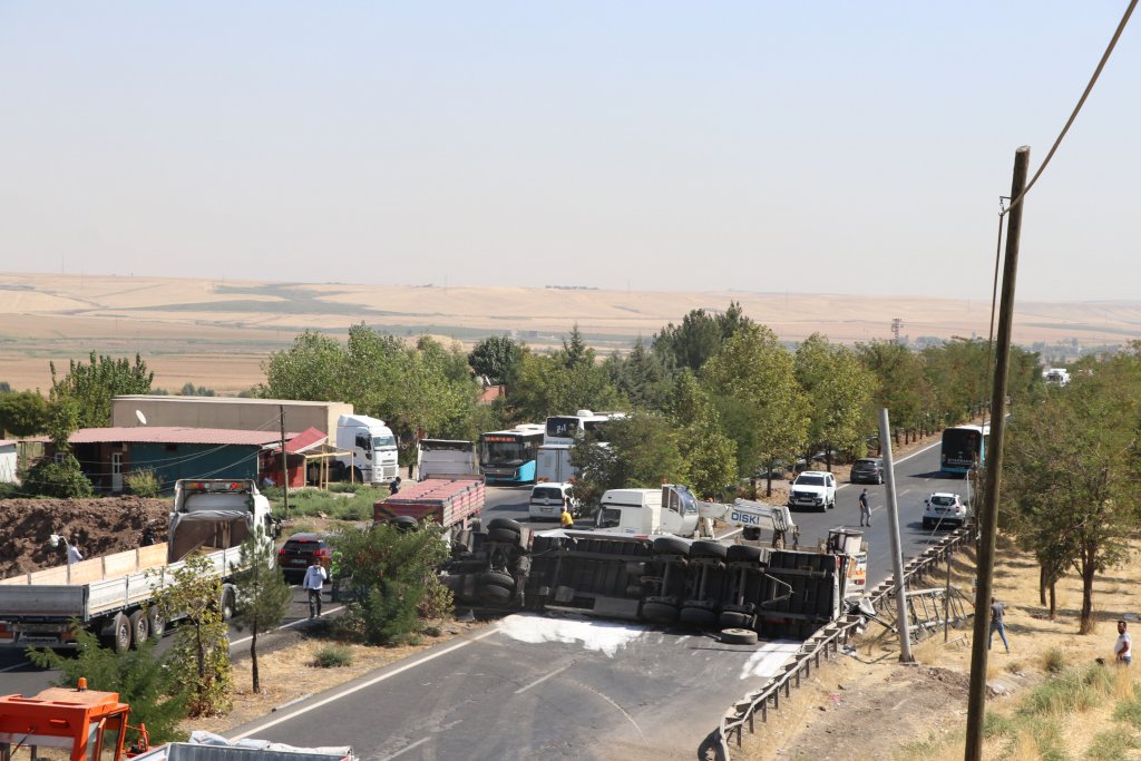 Tuz yüklü tır kaza yaptı, ulaşım durdu