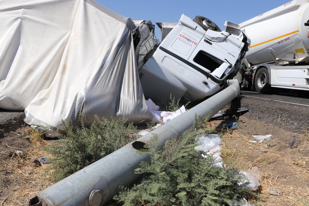 Tuz yüklü tır kaza yaptı, ulaşım durdu