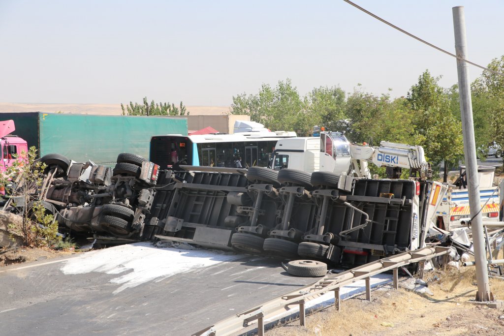Tuz yüklü tır kaza yaptı, ulaşım durdu