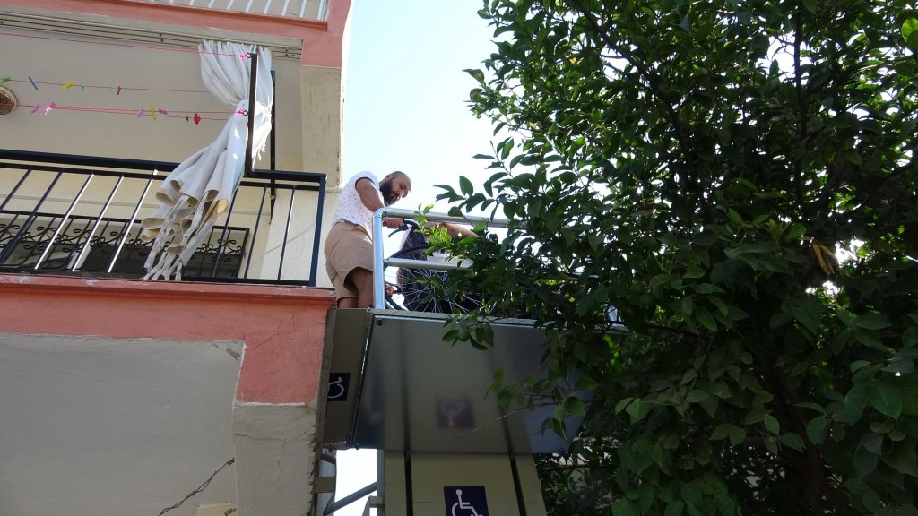 Gurbetçi hayırseverden engelli ikizlere asansör: Yıllar sonra dışarı çıktılar