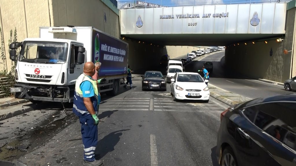 Sultangazi'de kaza: Takla atan otomobil iki araca çarparak durabildi, 1 yaralı