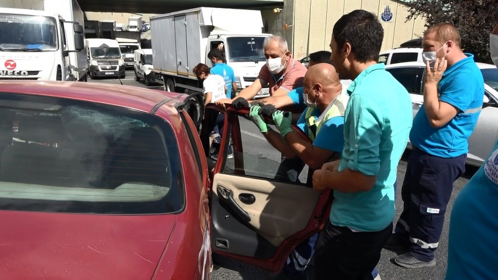 Sultangazi'de kaza: Takla atan otomobil iki araca çarparak durabildi, 1 yaralı