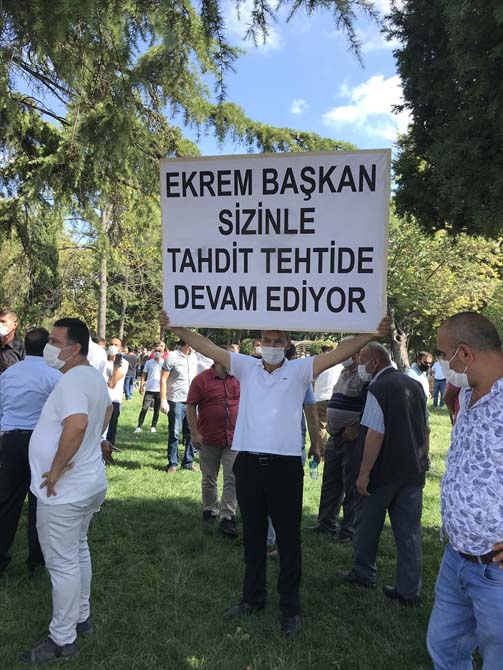 Servisçiler, İmamoğlu'nun plaka açıklaması üzerine İBB önünde eylem yaptı