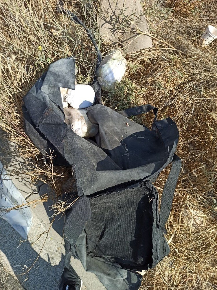 Dur ihtarına uymayan araçta 25 kilo esrar bulundu: 2 gözaltı