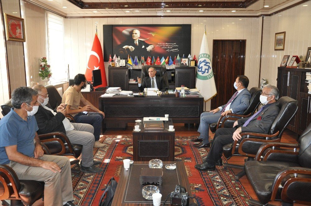 Kafkas Üniversitesi Rektörü Hüsnü KApu basınla bir arada 