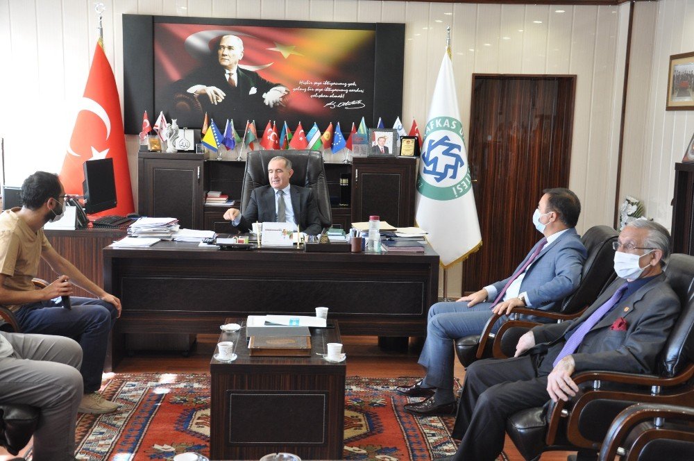 Kafkas Üniversitesi Rektörü Hüsnü KApu basınla bir arada 