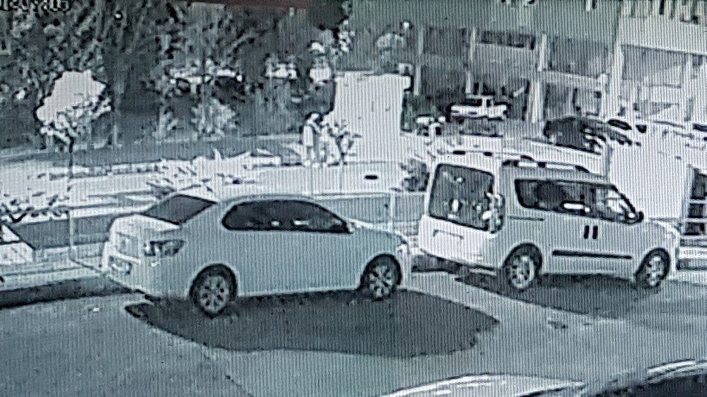 Erkek arkadaşına kızdı, seyir halindeki araçtan atladı