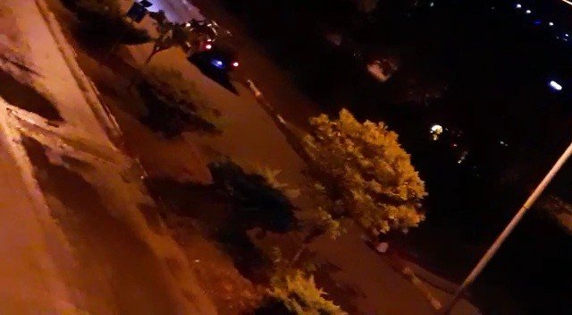 Erkek arkadaşına kızdı, seyir halindeki araçtan atladı