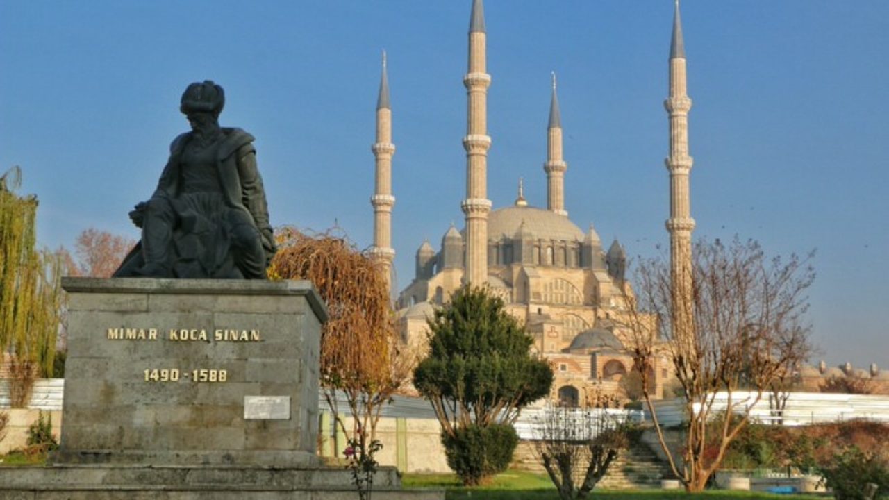 Selimiye Camisi Kovid-19 tedbirlerinde turistlerden tam not aldı