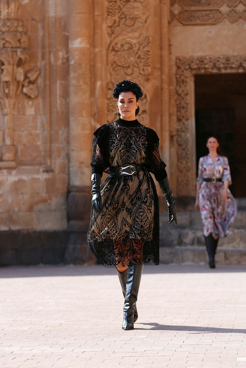 Deniz Akkaya ve Selin Ciğerci arasında çocuk tartışması!