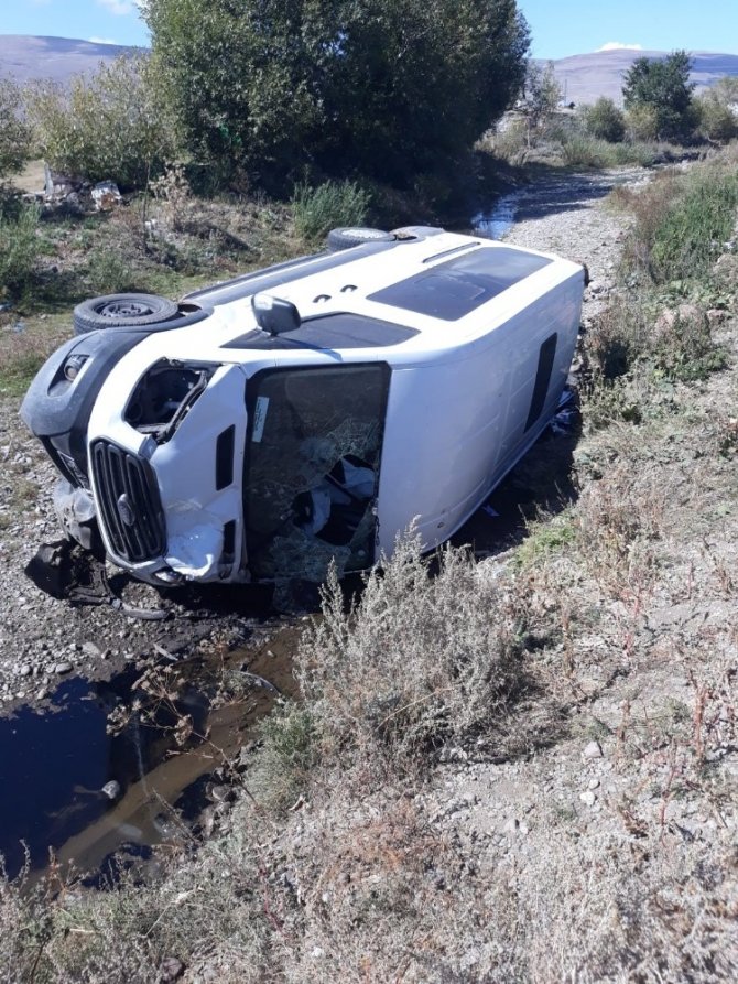 Ardahan'da 4 veteriner minibüsün devrilmesi sebebi ile yaralandı