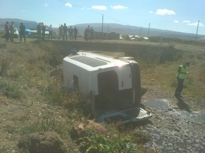 Ardahan'da 4 veteriner minibüsün devrilmesi sebebi ile yaralandı