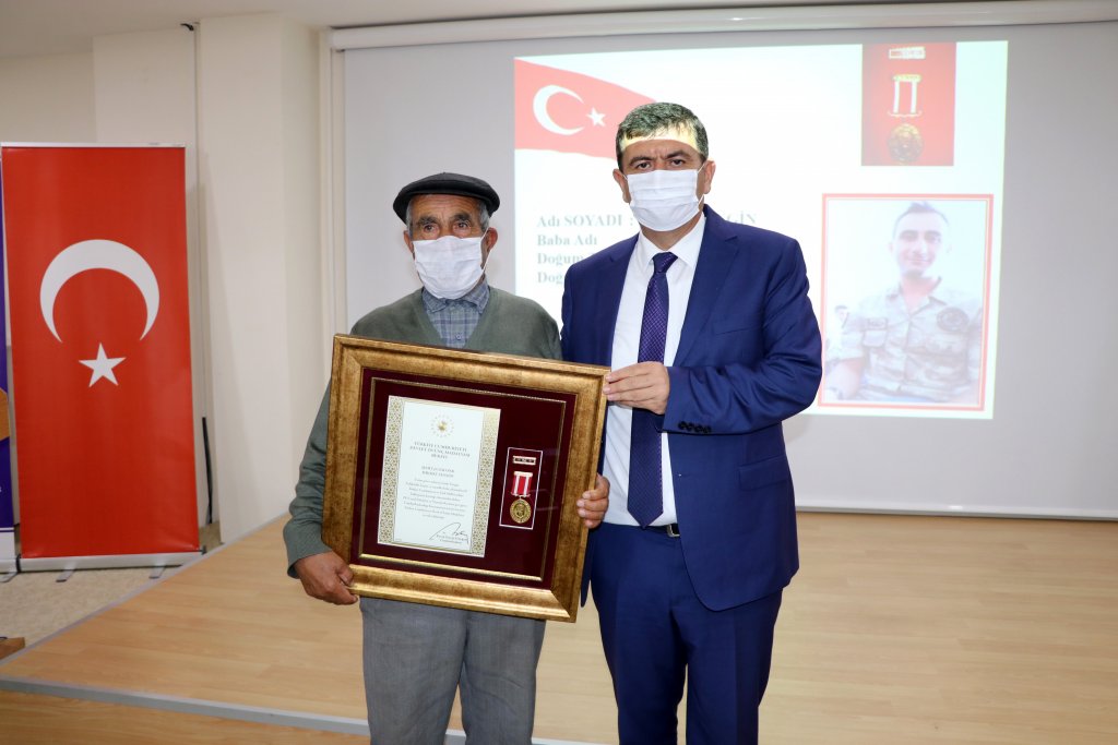 Şehit annesinden duygulandıran istek: Bu parayla kurban kesip askerlere dağıtın!