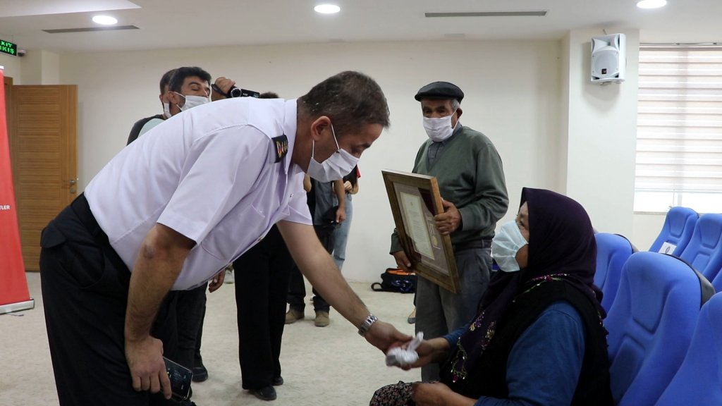 Şehit annesinden duygulandıran istek: Bu parayla kurban kesip askerlere dağıtın!