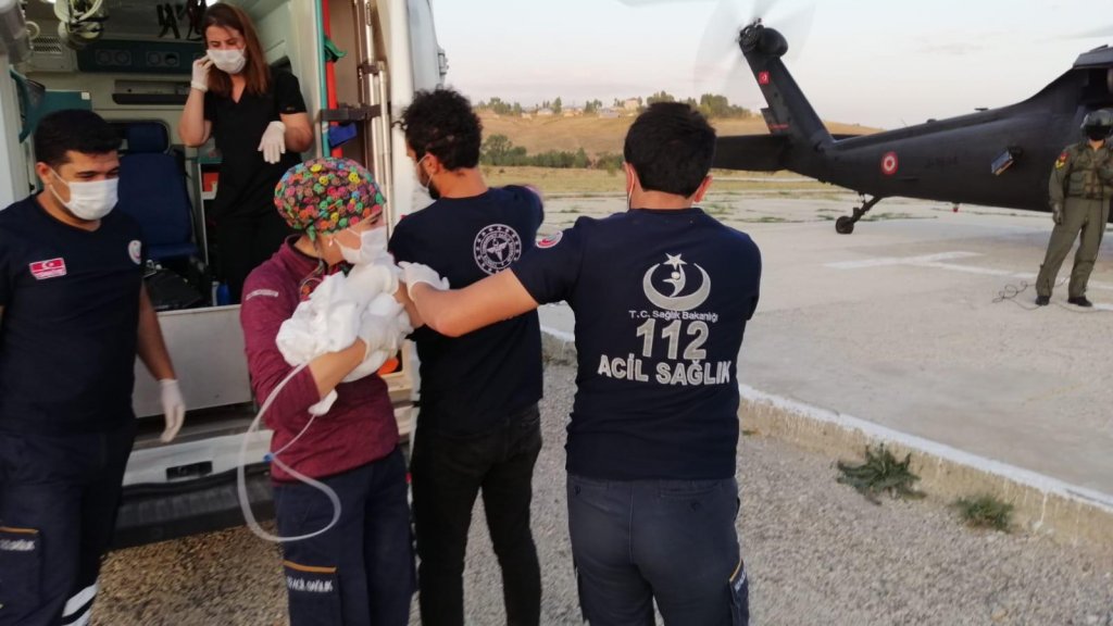 Van'da yeni doğan hasta bebek askeri helikopterle hastaneye götürüldü