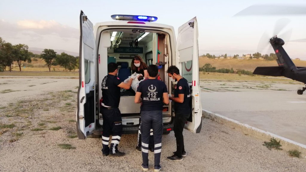 Van'da yeni doğan hasta bebek askeri helikopterle hastaneye götürüldü