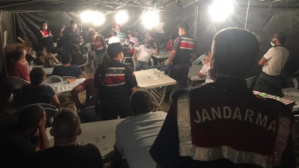 Tarlanın ortasındaki kumar partisi kişi başı 125 bin liraya mal oldu