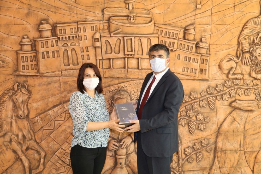 Rektör Aktekin, gazi yakınlarıyla bir arada