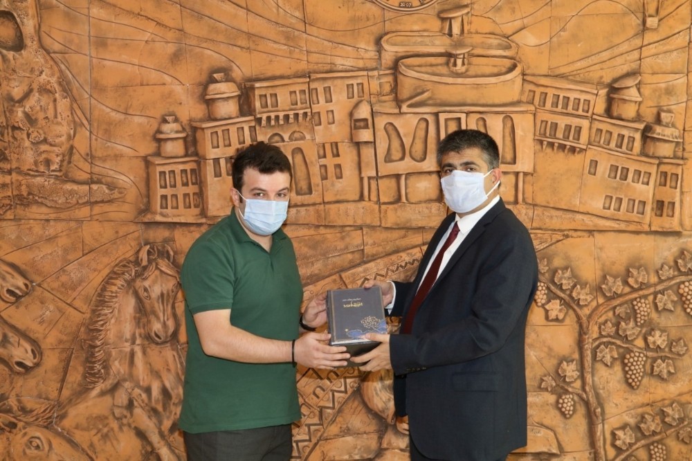 Rektör Aktekin, gazi yakınlarıyla bir arada