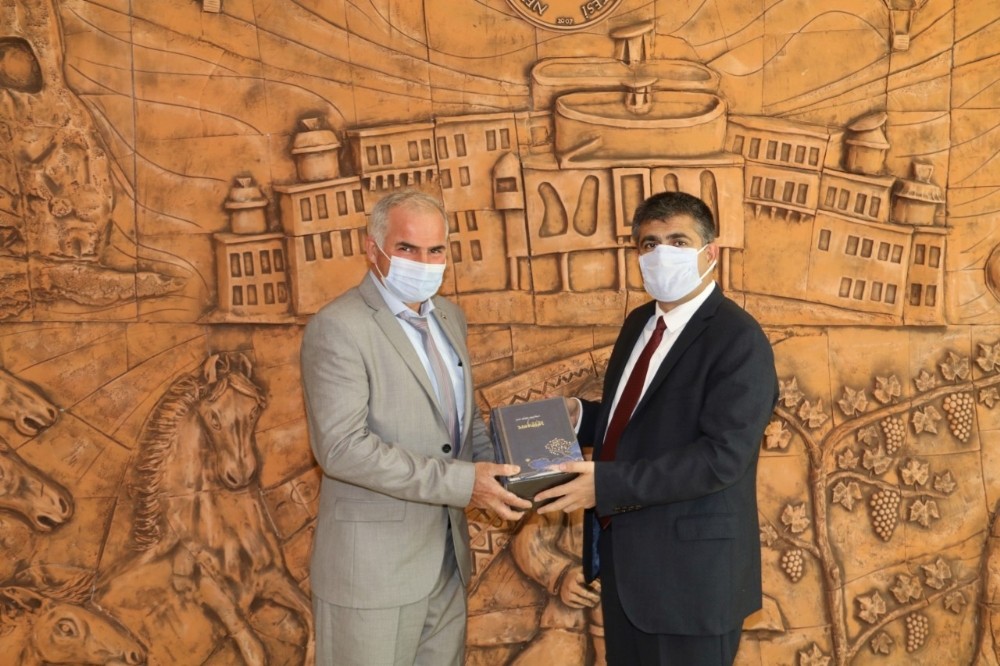 Rektör Aktekin, gazi yakınlarıyla bir arada