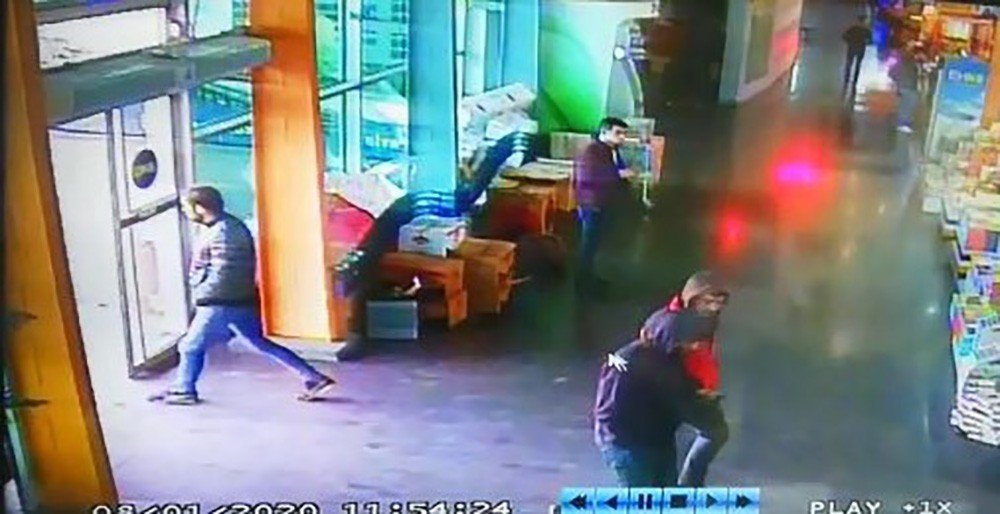 Ağzı bantlı, elleri kelepçeli bulunan Furkan Kahraman cinayetinde zanlılar hakim karşısında