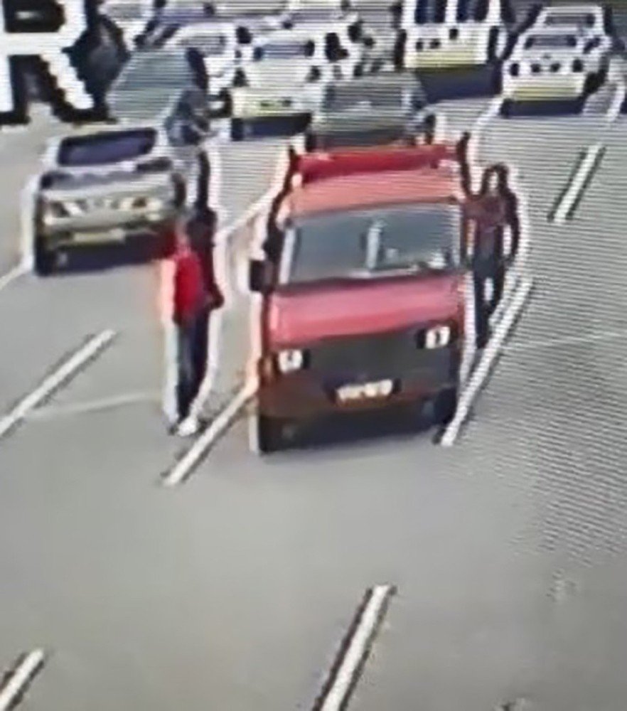 Ağzı bantlı, elleri kelepçeli bulunan Furkan Kahraman cinayetinde zanlılar hakim karşısında