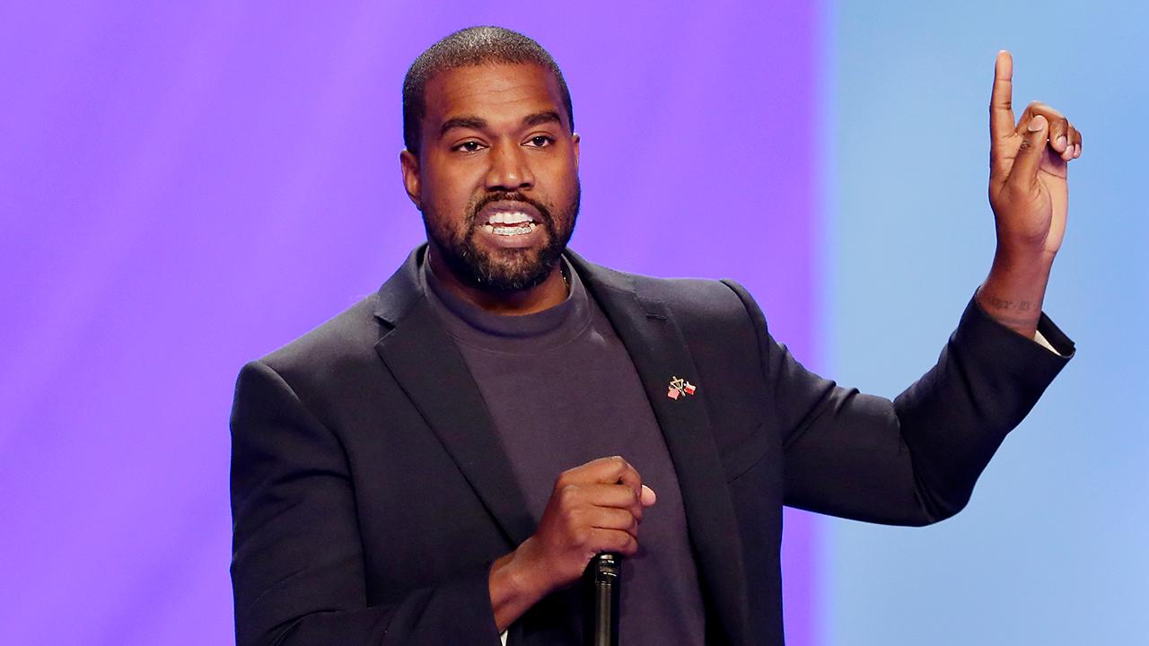 Kanye West, Grammy ödülünün üzerine işedi!