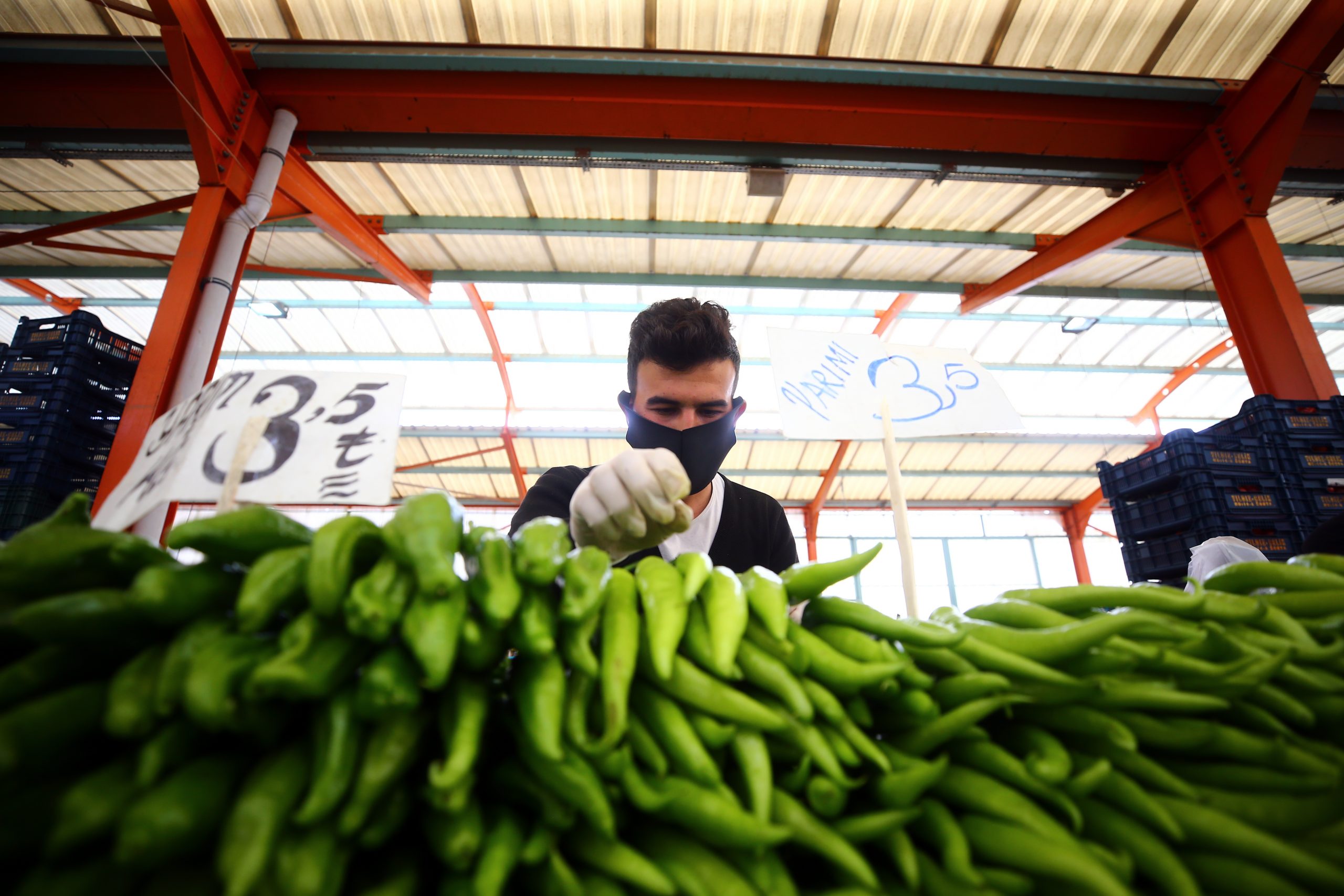Zabıta ekiplerinden vatandaşa megafonla Kovid-19 uyarısı
