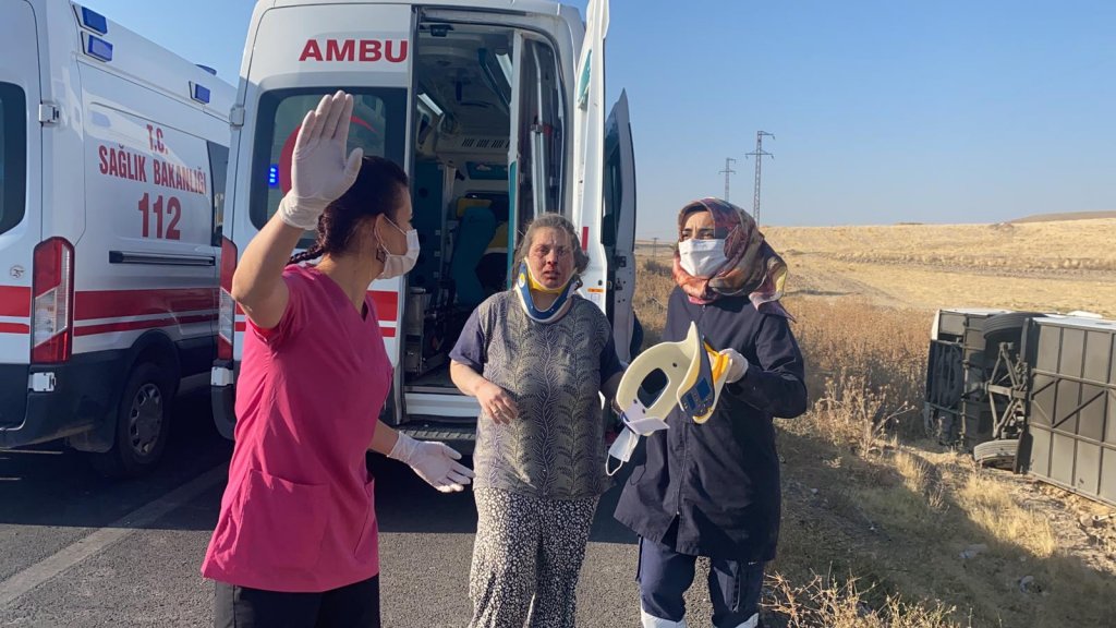 Aksaray'da kaza: Yolcu otobüsü devrildi, 30 yaralı
