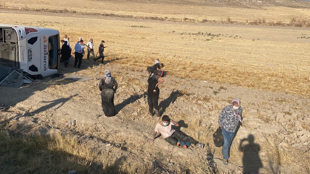 Aksaray'da kaza: Yolcu otobüsü devrildi, 30 yaralı