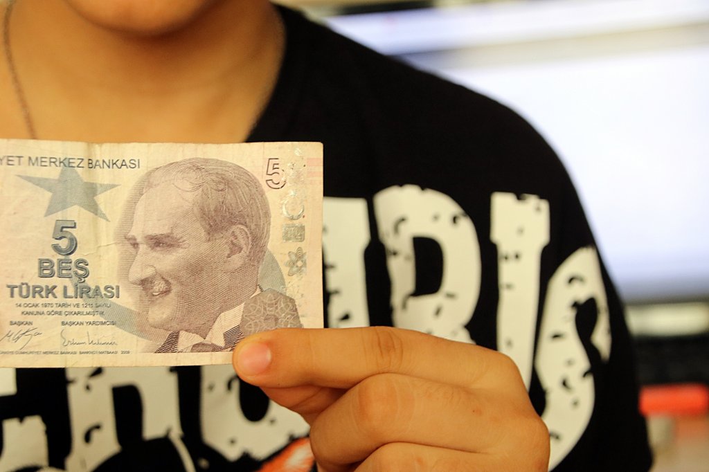 5 TL'yi bin liradan satıyor