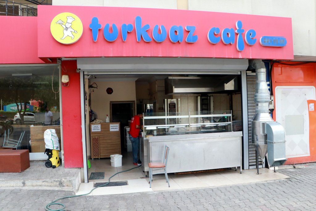 Telefonla yemek siparişi verdiği kafeyi silahla basıp çalışanları darbetti 