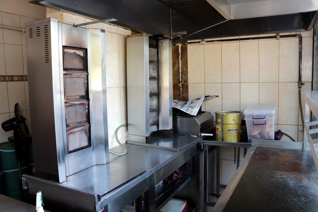 Telefonla yemek siparişi verdiği kafeyi silahla basıp çalışanları darbetti 