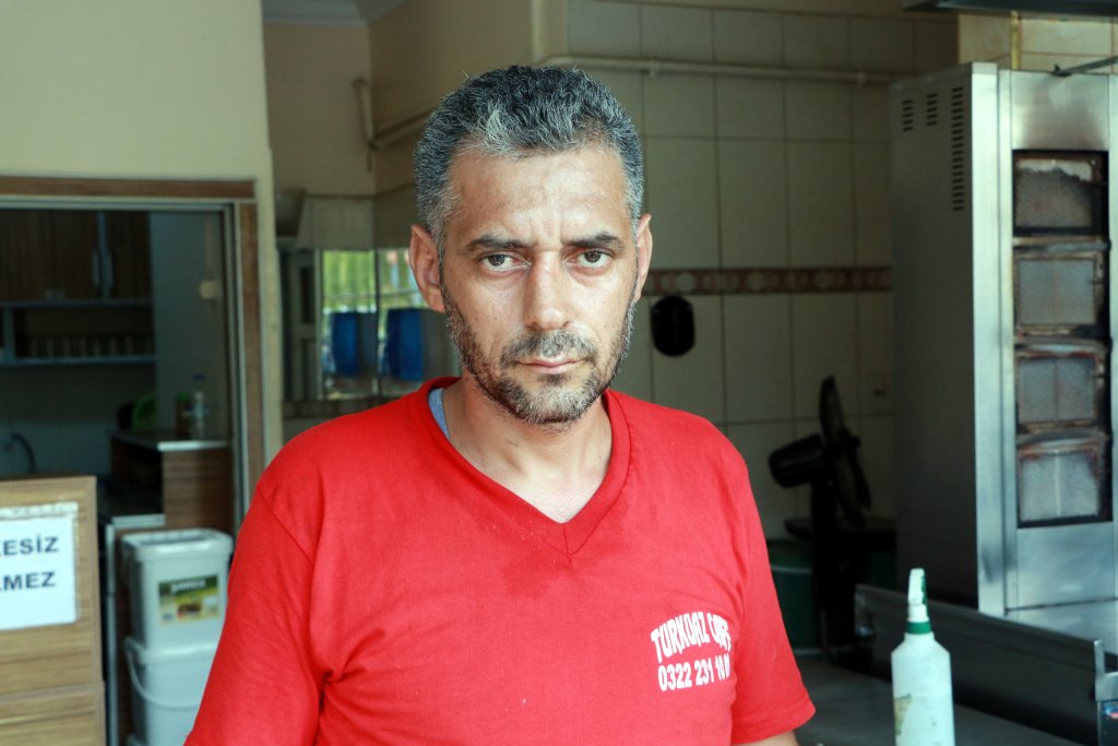 Telefonla yemek siparişi verdiği kafeyi silahla basıp çalışanları darbetti 