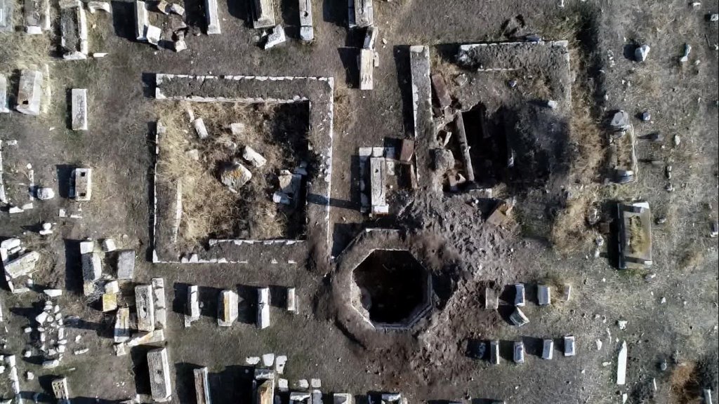 Van'da 5 bin yıllık tarihi mezarlık defineciler tarafından talan edildi