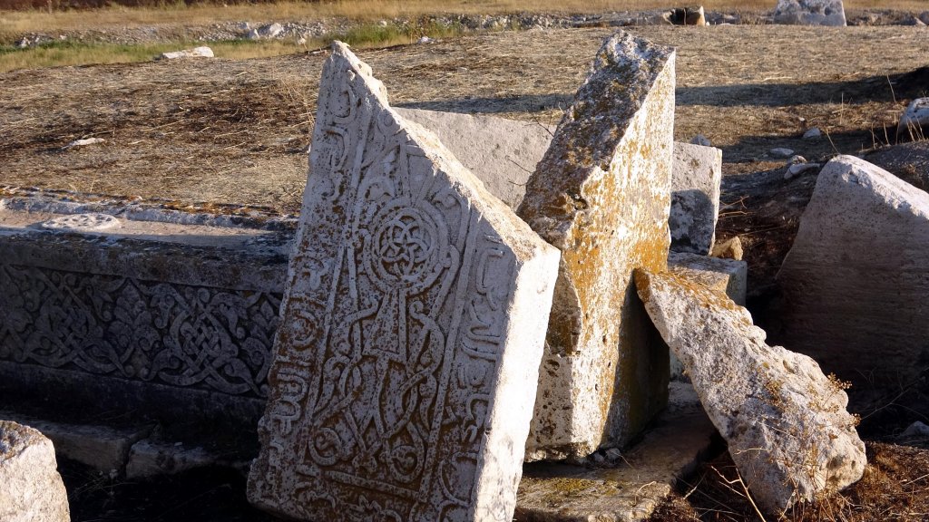 Van'da 5 bin yıllık tarihi mezarlık defineciler tarafından talan edildi