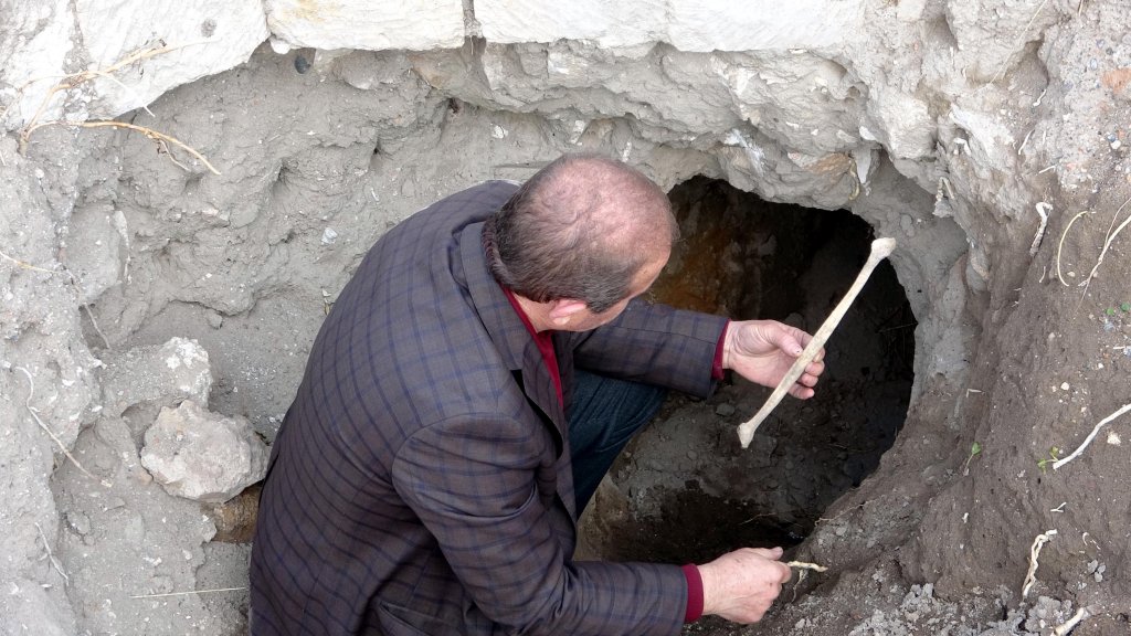 Van'da 5 bin yıllık tarihi mezarlık defineciler tarafından talan edildi