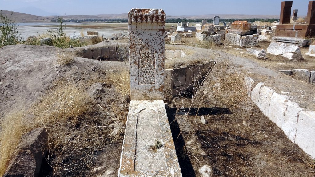 Van'da 5 bin yıllık tarihi mezarlık defineciler tarafından talan edildi