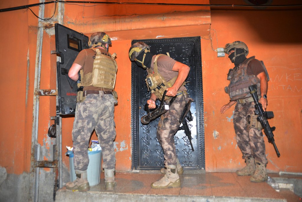 Adana'da şafak operasyonu: 23 gözaltı