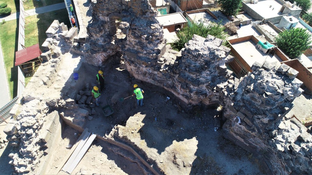 Diyarbakır surlarında insan iskeletleri bulundu