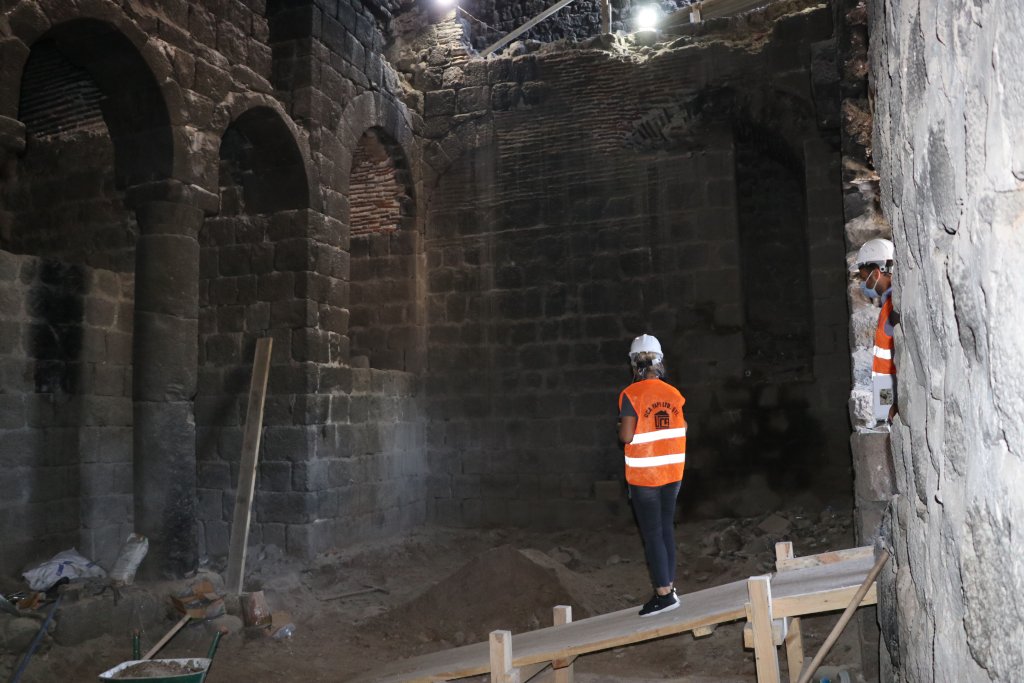 Diyarbakır surlarında insan iskeletleri bulundu