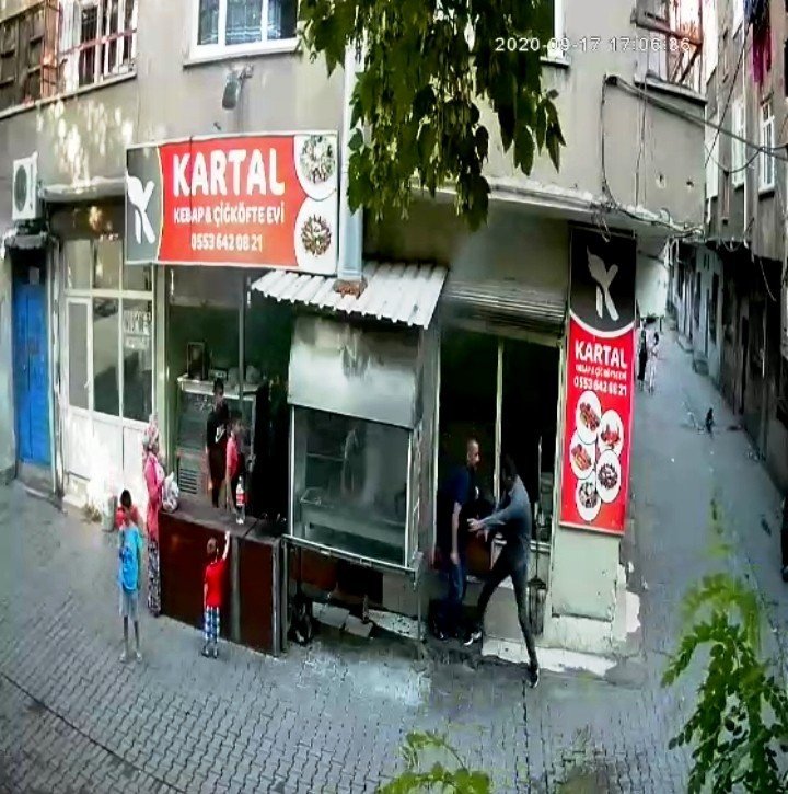 Boşanma aşamasında olduğu eşini ve akrabasını bıçakladı